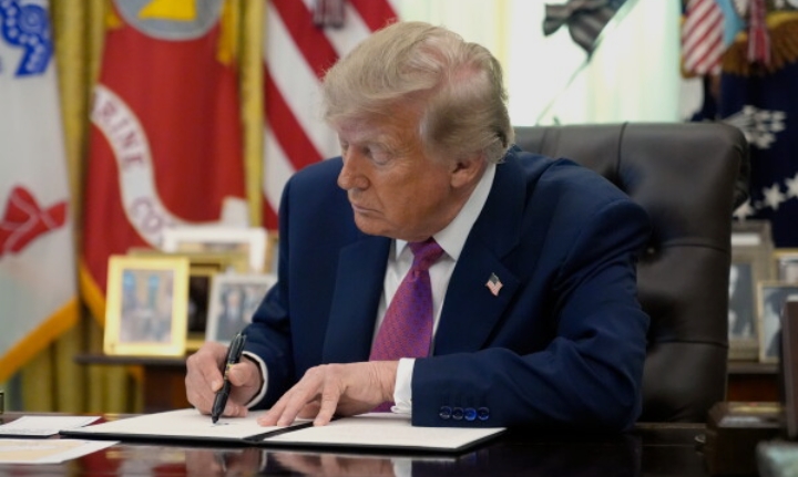 Trump Renames Lake Ontario ‘Lake America’ Amid Escalating Trade War With Canada